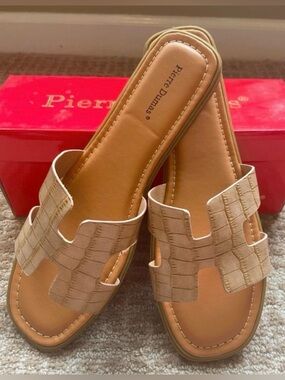 🆕 Pierre Dumas Empress Croc Embossed Sandals in Tan Size 8.5